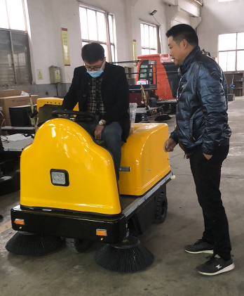  常州某客戶來(lái)廠實(shí)地考察清掃掃地車