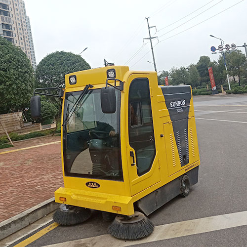 市政環(huán)衛(wèi)用電動(dòng)清掃車有4大優(yōu)勢(shì)