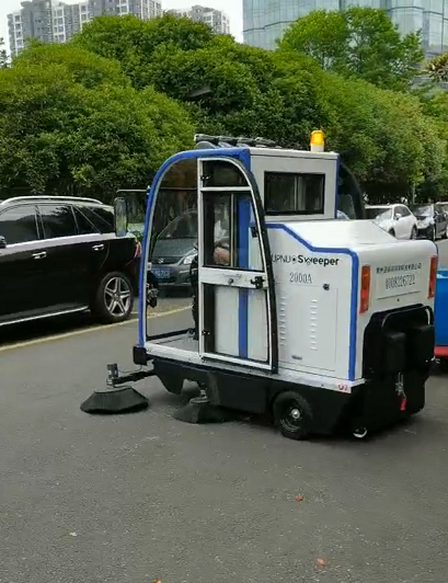 清掃車成為環(huán)衛(wèi)街道清潔小能手