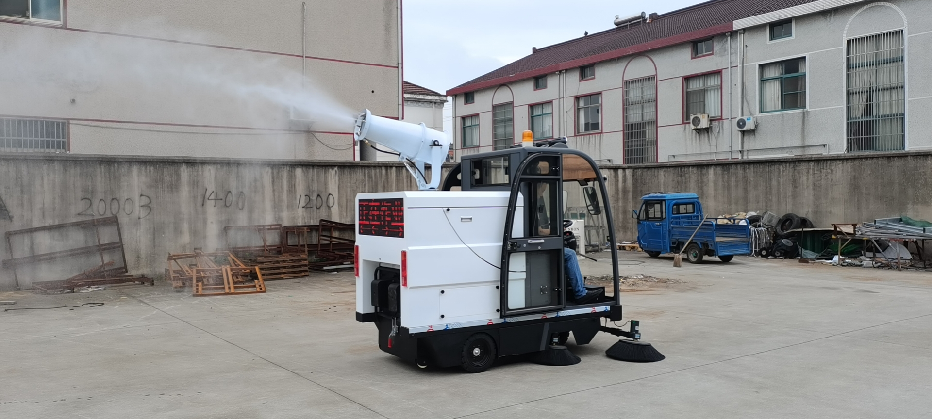 電動清掃車應用廣泛，為什么物業公司不使用人工清潔？