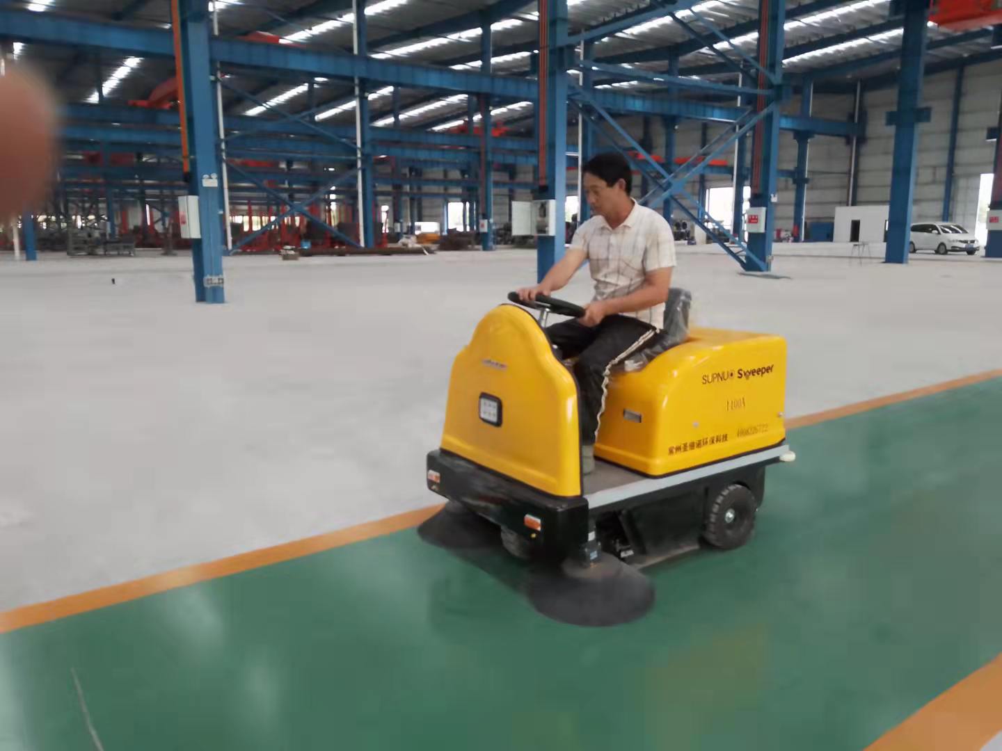  小型工廠掃地機地面清潔效率高，安全性高