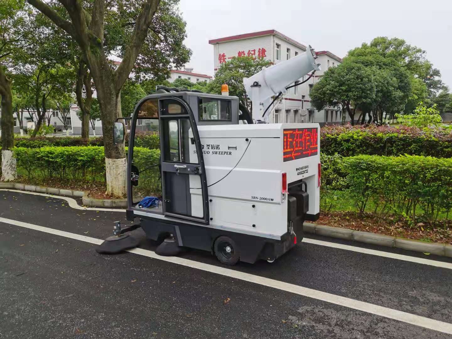 環衛道路清掃車是如何工作的？