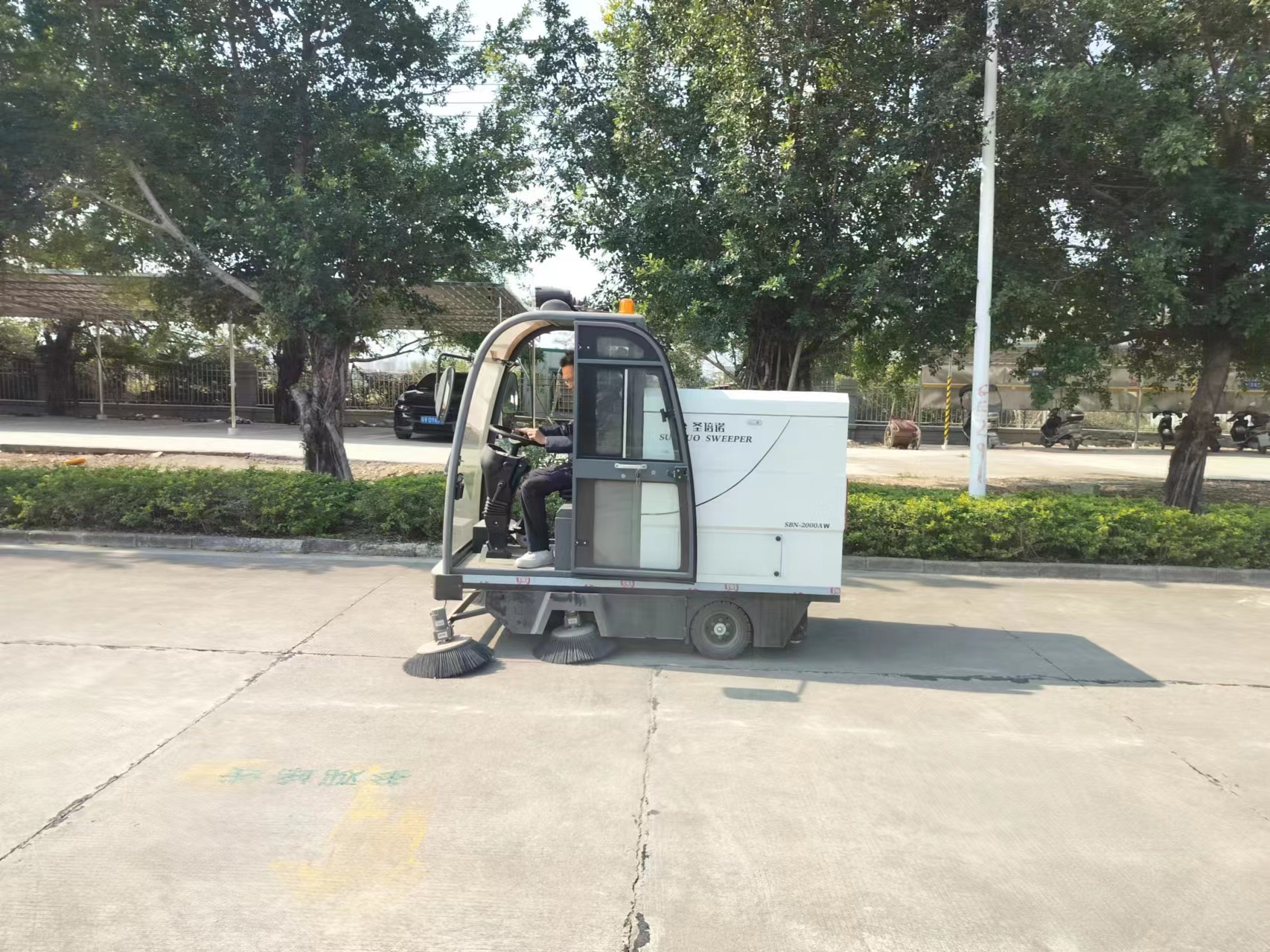 使用電動(dòng)掃地車和道路養(yǎng)護(hù)清掃車的好處