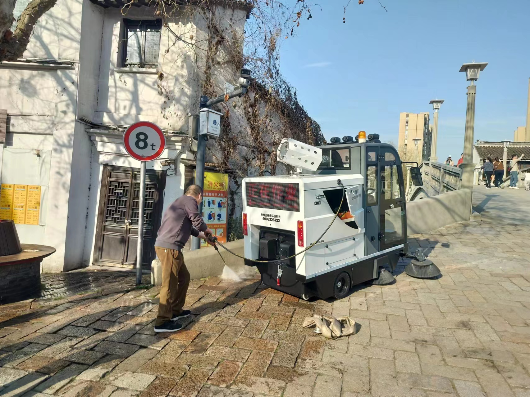 一臺多功能電動掃地車，相當(dāng)于擁有幾臺設(shè)備