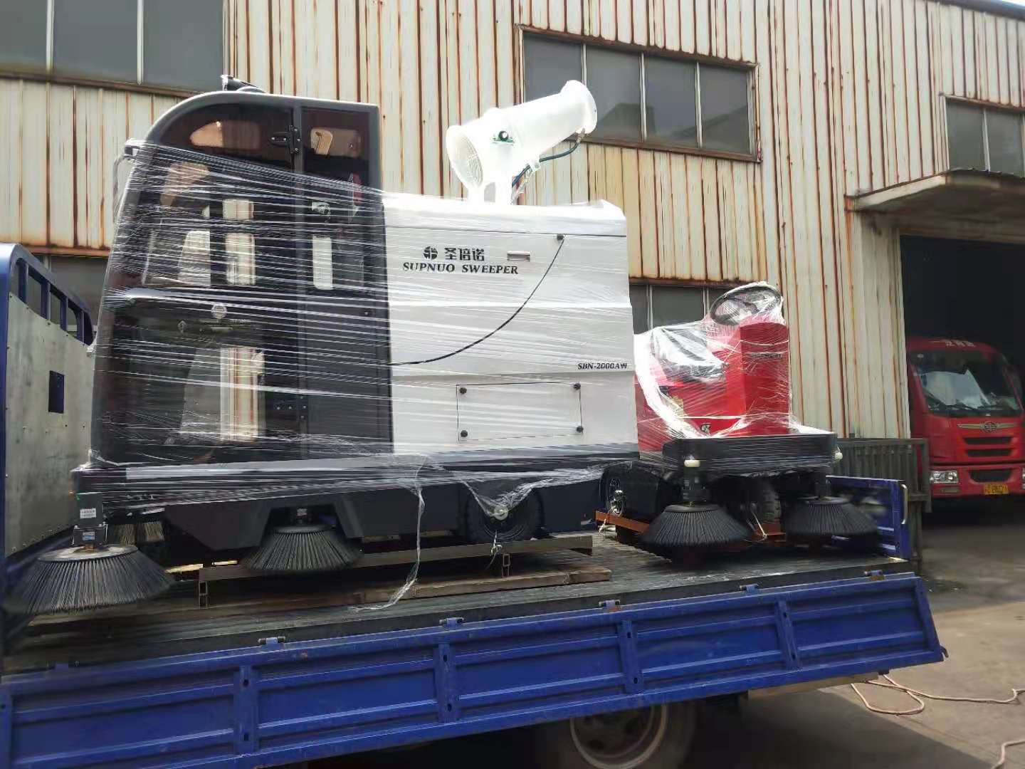  掃地車的出現(xiàn)，使得小區(qū)的清潔工作變得更為輕松