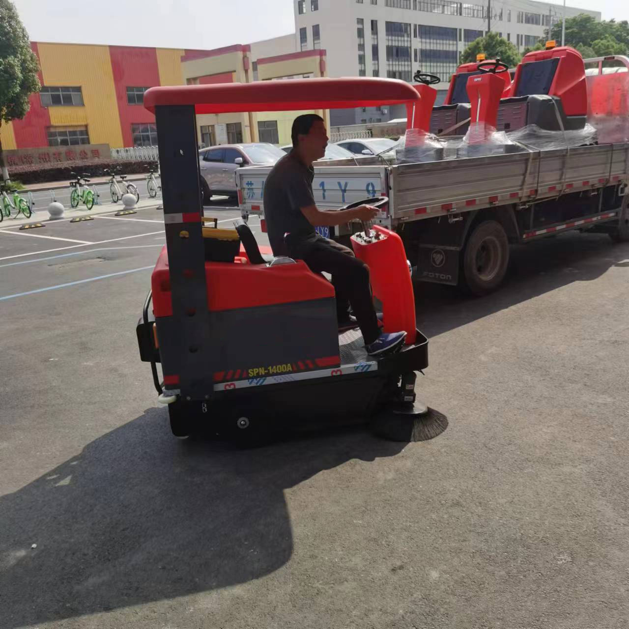 小型電動(dòng)路面清掃車