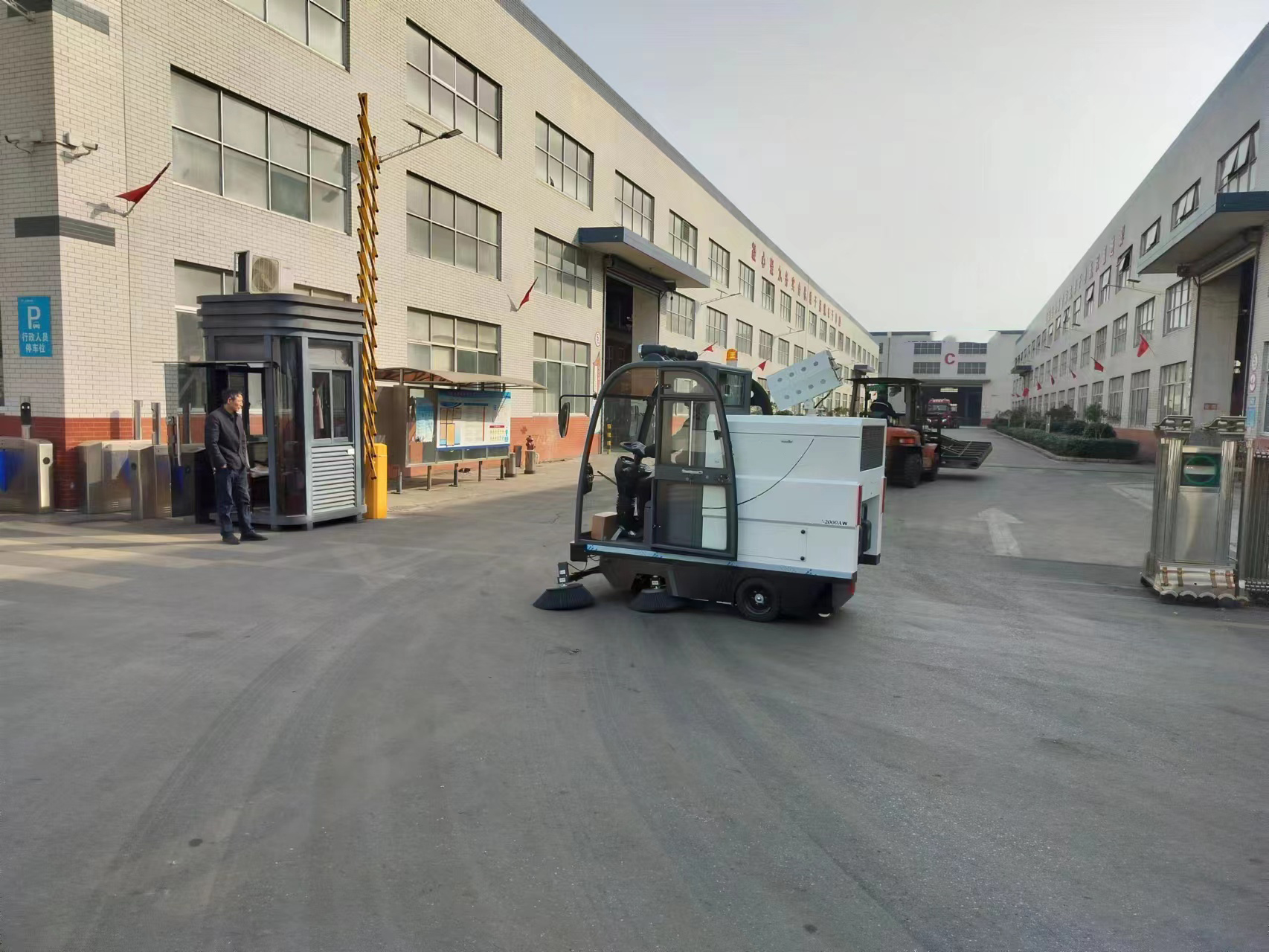 車間清掃車的使用一方面提高了工作效率