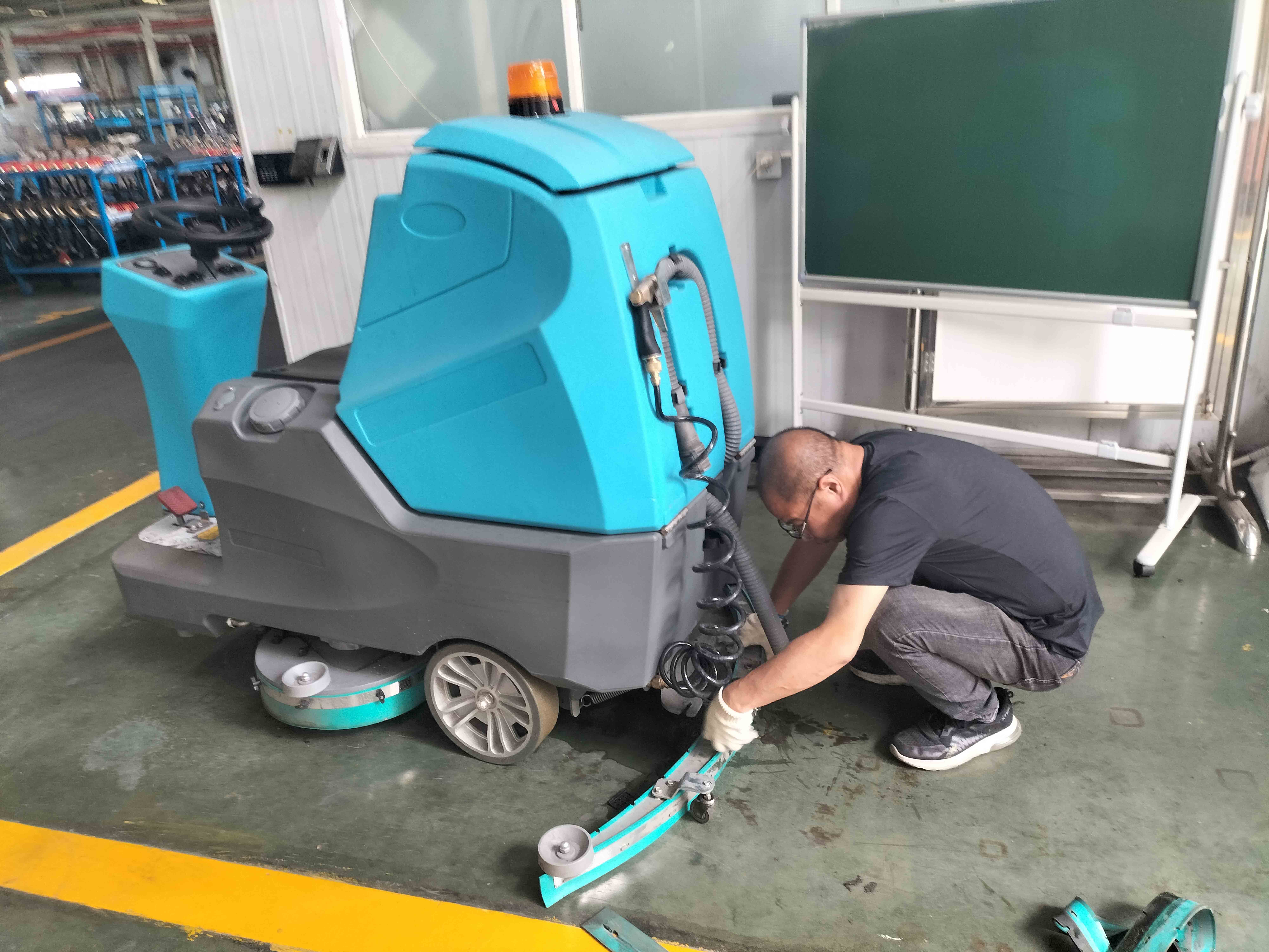 洗地機(jī)可自清潔 掃地機(jī)添上下水 清潔電器“新兩類”如何解放雙手？
