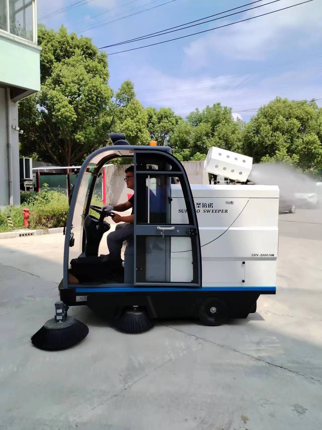 洗地機(jī)可自清潔 掃地機(jī)添上下水 清潔電器“新兩類”如何解放雙手？