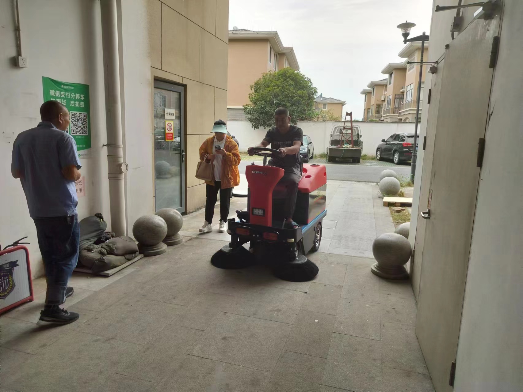庫(kù)房小型清掃車：高 效清潔新助手