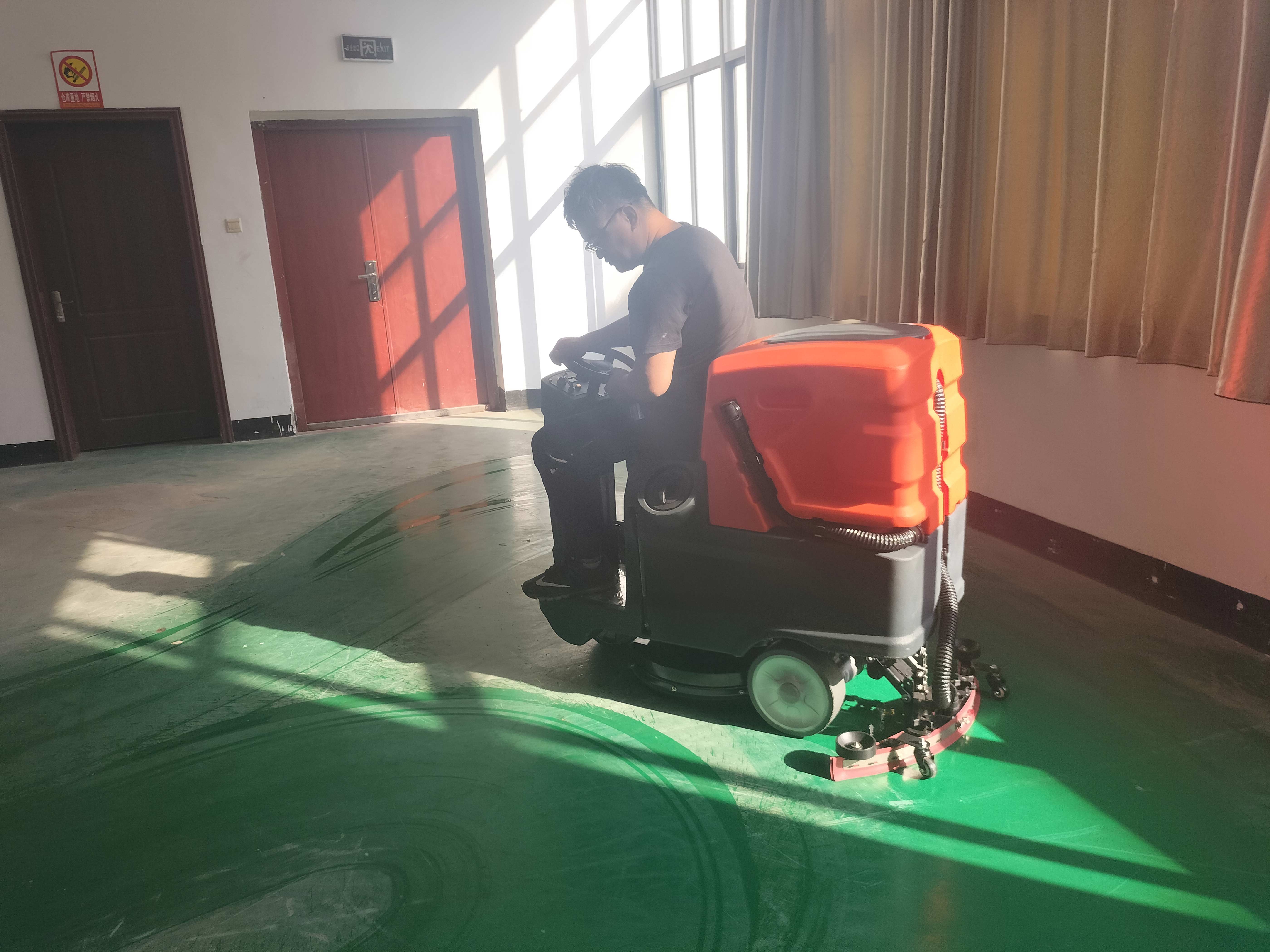 洗地機在工業環境中的革命性影響