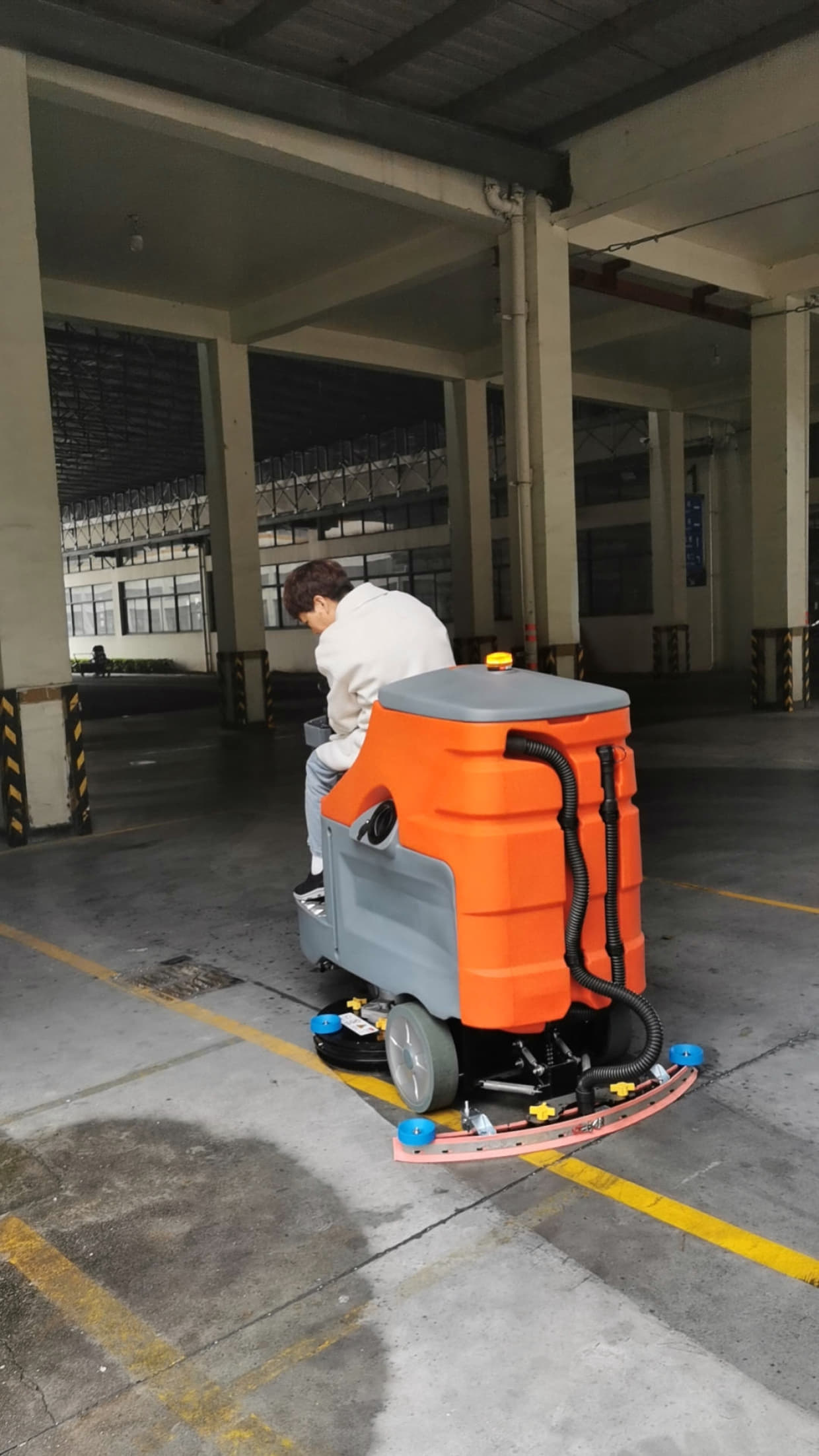 電動洗地機(jī)：高效清潔的未來選擇