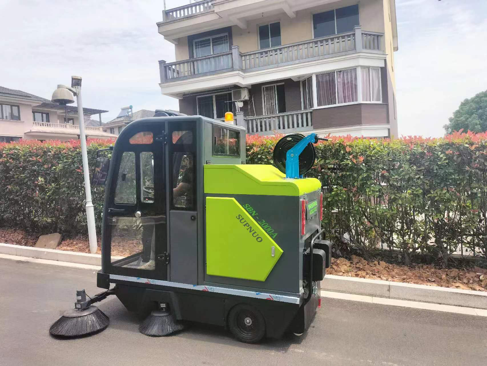 小型三輪掃路車(chē)