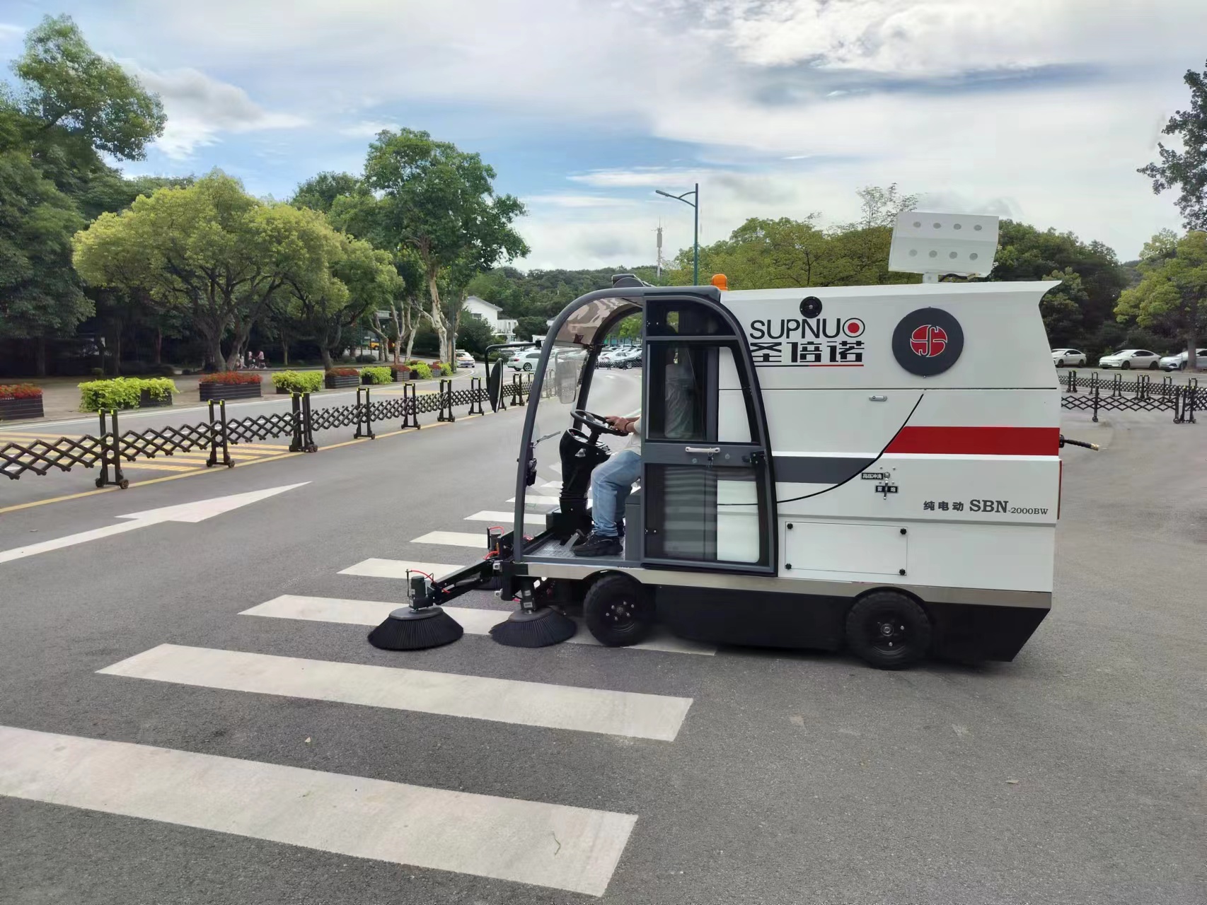 清掃車對城市環(huán)境與居民生活的影響