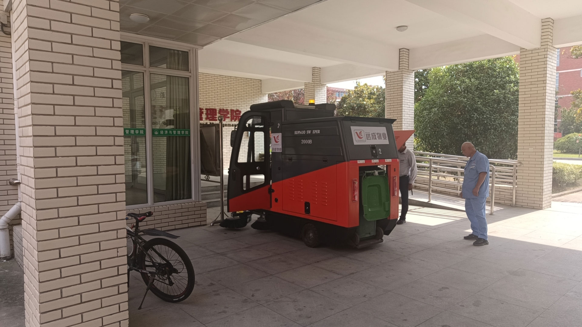 現(xiàn)代化商業(yè)場(chǎng)所必備：高效的駕駛式掃地車(chē)