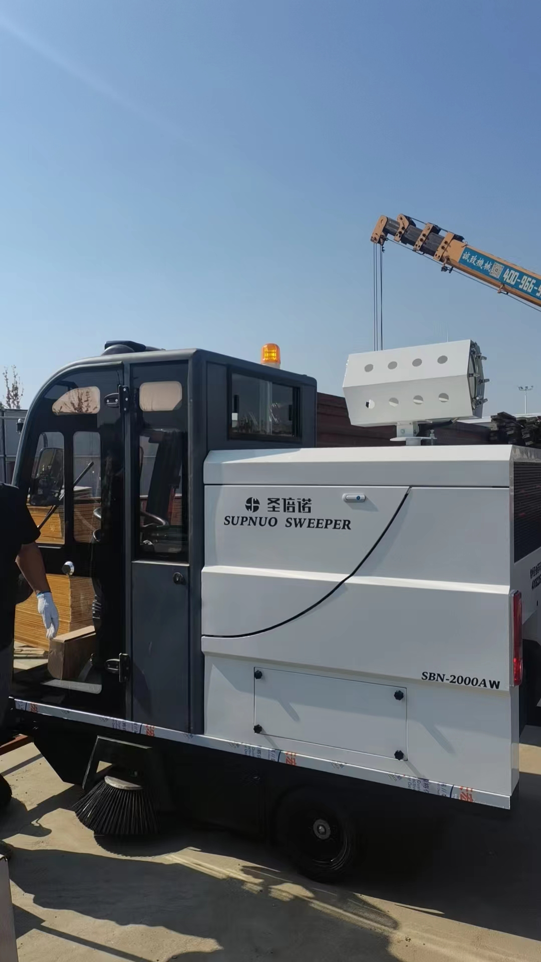 道路清掃車在工廠環(huán)境中發(fā)揮著重要作用，為工廠的運(yùn)營和管理帶來了多方面的積極影響